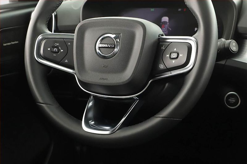 Volvo XC40 (2023) B3 - fotka 16 z 19