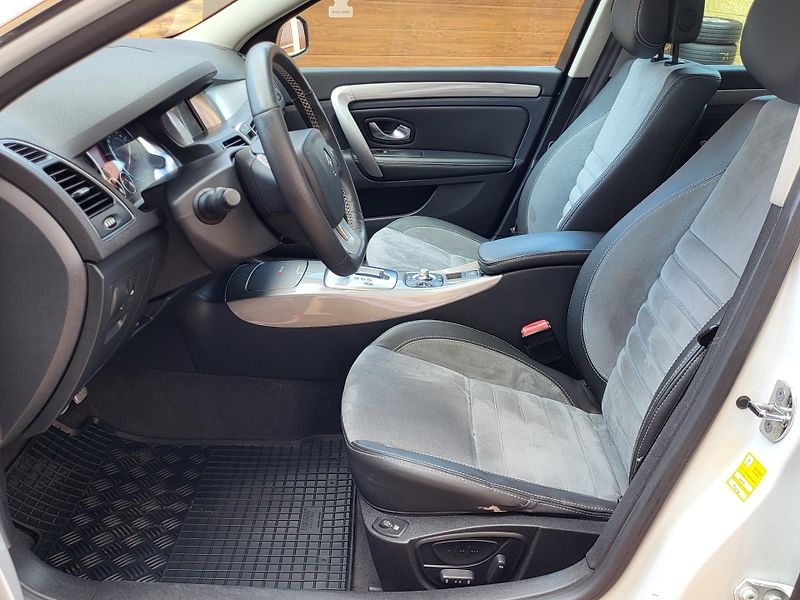 Renault Laguna 2.0dCi 127kW*4CONTROL*PANORAMA - fotka 13 z 50