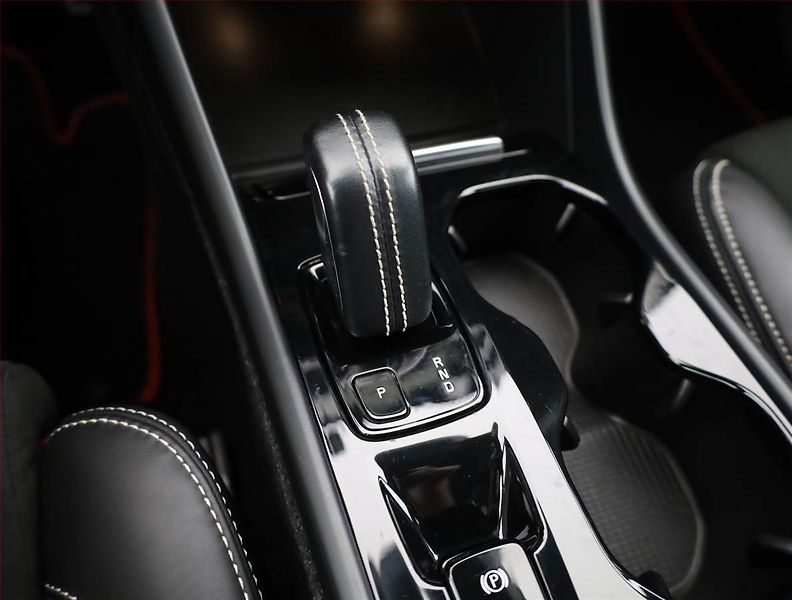 Volvo XC40 (2019) D4 AWD, 4X4, Automat, Kůže - fotka 11 z 13