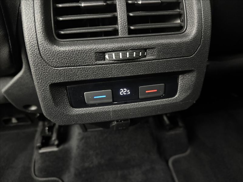 Volkswagen Touran 1,4 DSG KAMERA TAŽNÉ 1.MAJ ČR - fotka 32 z 38