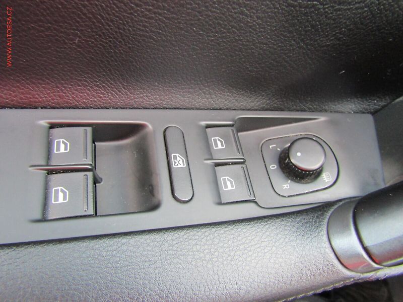 Volkswagen Passat (2014) 2.0TDi, Xenon, panor - fotka 15 z 19