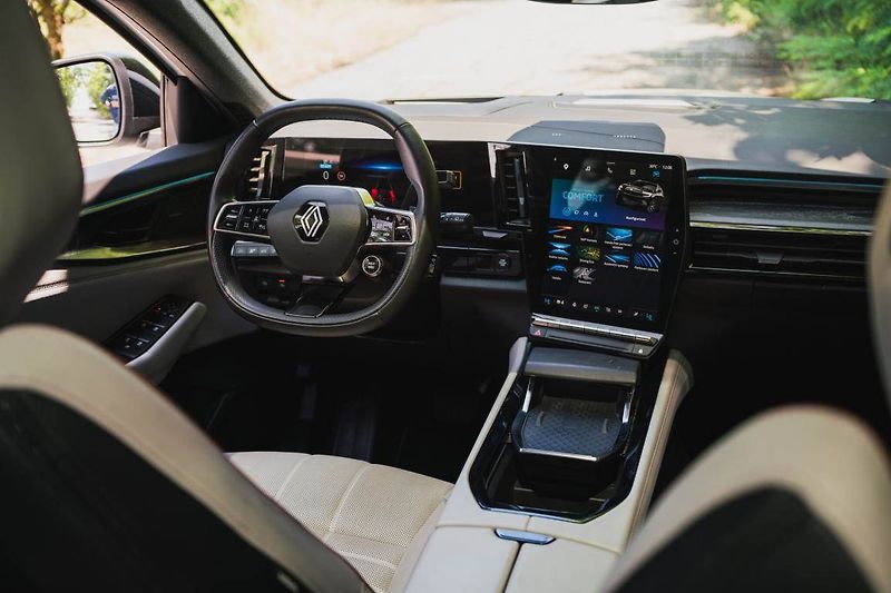 Renault Espace (2023) E-Tech FHEV 200 - fotka 3 z 33