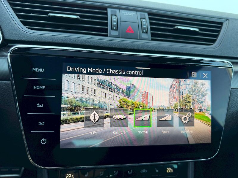 Škoda Superb (2022) 2.0 TSI 206kW SportLine 4x4 DS - fotka 17 z 35