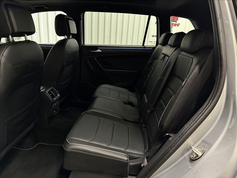 Volkswagen Tiguan Allspace R-LINE 180kW DCC H&K HUD PANO - fotka 37 z 50
