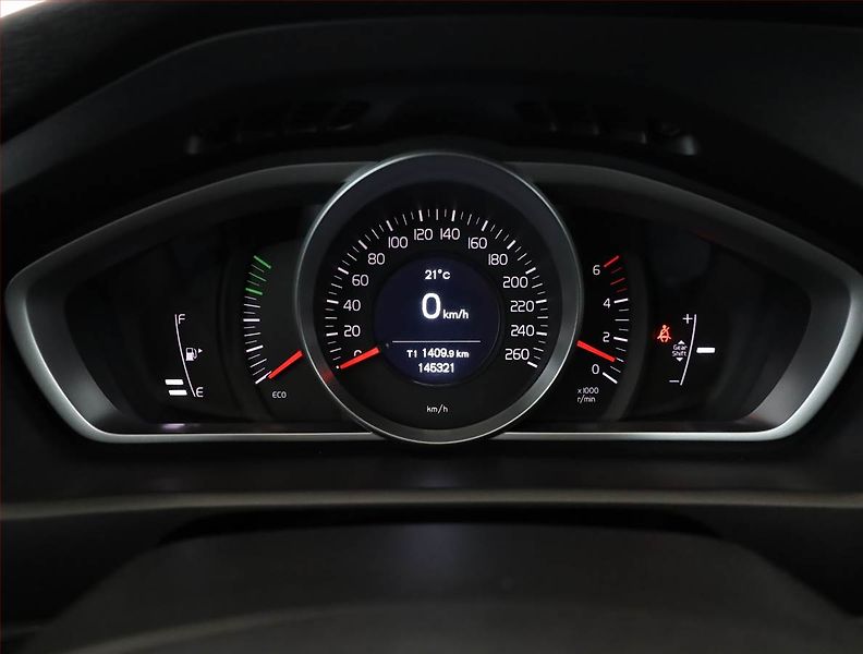 Volvo V40 (2017) 2.0 D2, Serv.kniha, Navi - fotka 9 z 16