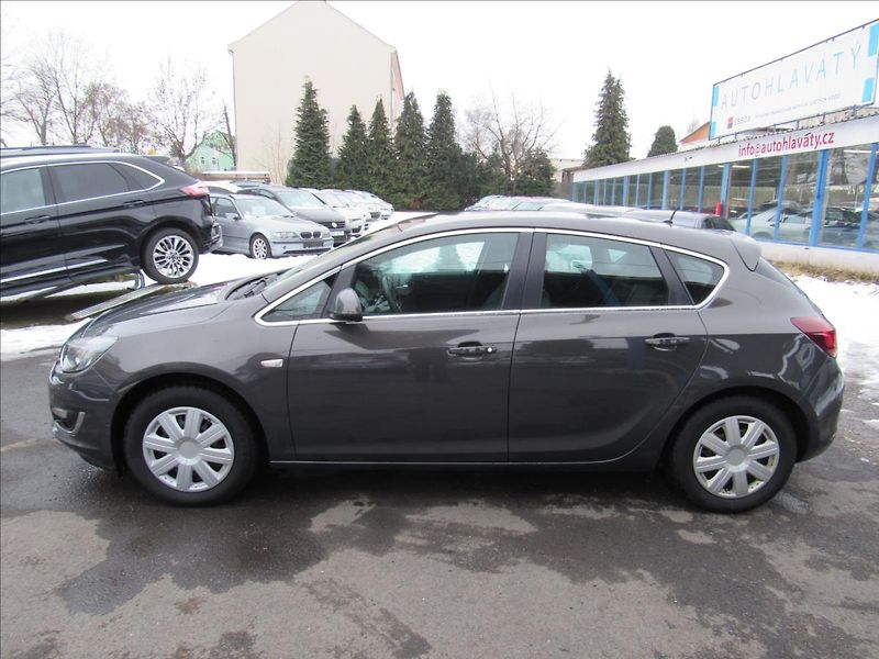 Opel Astra 1,4 Turbo 103kW - fotka 7 z 31