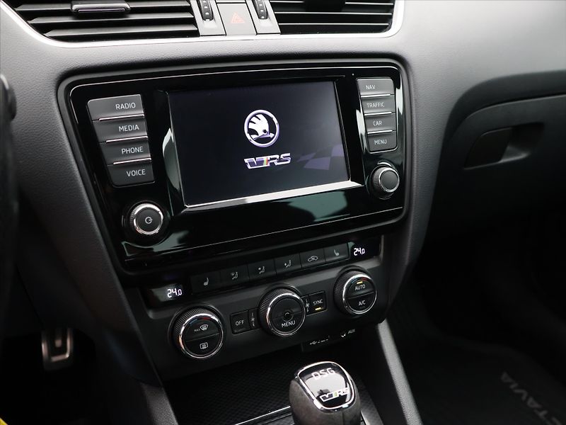 Škoda Octavia 2,0 TDi 4x4 DSG RS CZ - fotka 18 z 30