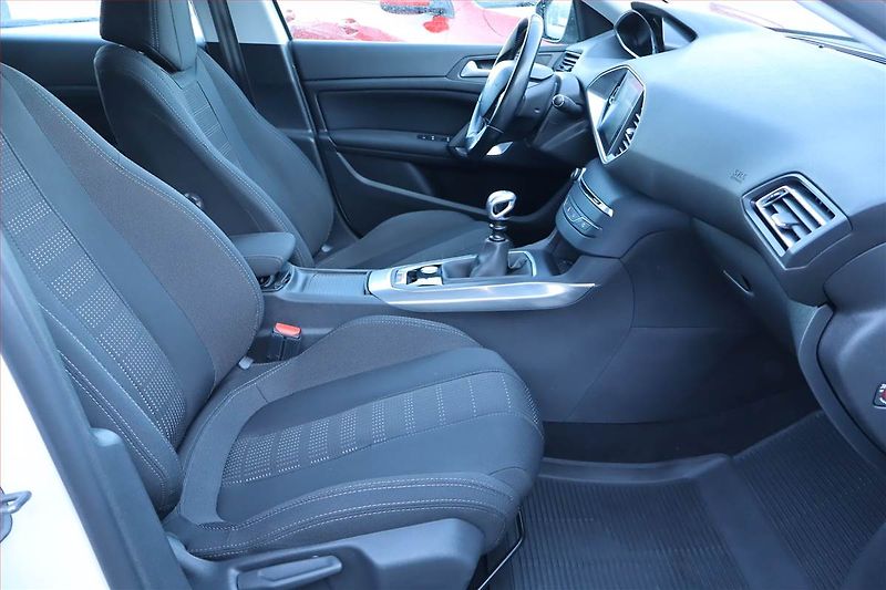 Peugeot 308 (2017) 1.6 BlueHDi, Serv.kniha, Navi - fotka 9 z 26