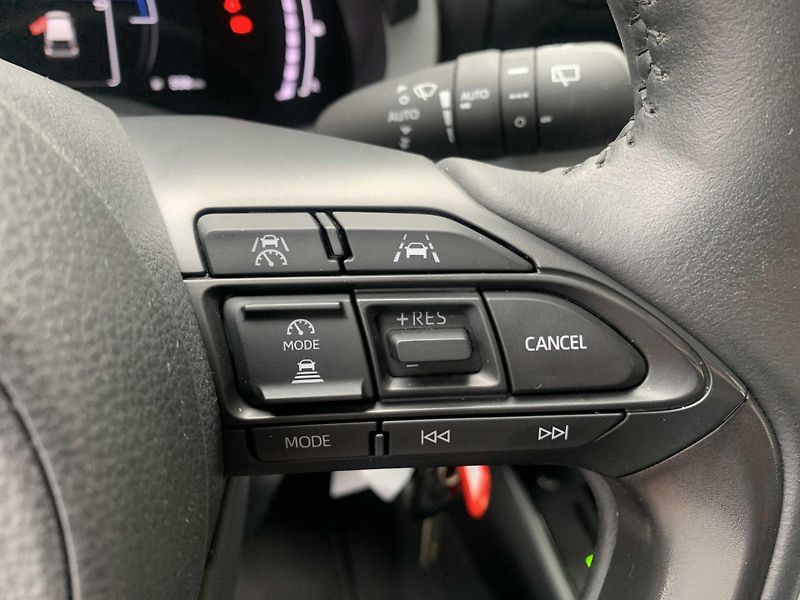 Toyota Yaris 1.5 HYBRID 96 kW 1.MAJITEL - fotka 16 z 16