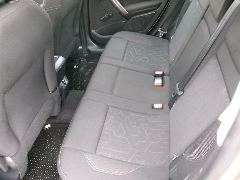 Peugeot 2008 (2015) 1.2i 81kW KOUPENO ČR,1.MAJITEL - fotka 7 z 15