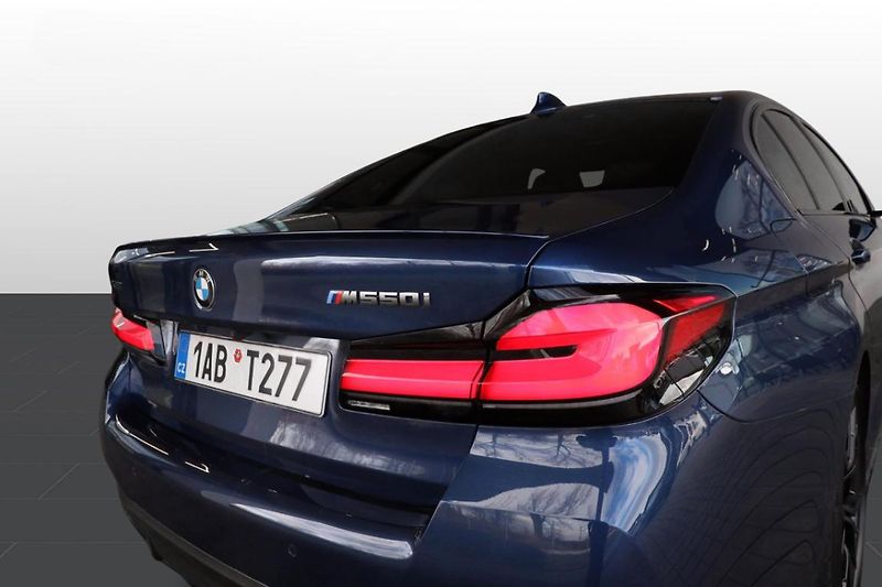 BMW Řada 5 M550i xDrive - fotka 18 z 30