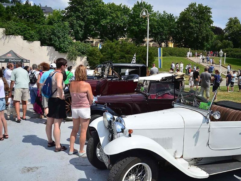 Přehlídka veteránů na Arnice v Mariánských Lázních. Sanitka Cadillac