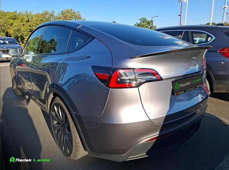 Tesla Model Y (2023) Quicksilver, Bílý interiér - fotka 4 z 11