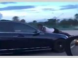 Muž z kapoty svého vlastního Mercedesu volal policii na expřítelkyni uvnitř.