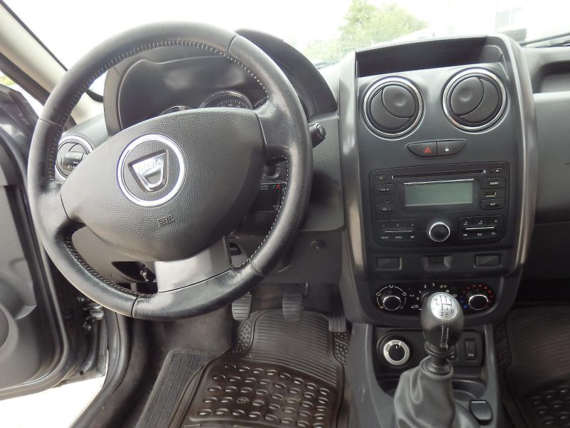 Dacia Duster 1.5 DCI 4x4 ZÁVĚS, KLIMA - fotka 12 z 17