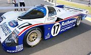 Porsche 962C je dnes legendárním závodním vozem. Na snímku je vystavené auto, se kterým v roce 1987 posádka Bell - Stuck - Holbert vyhrála prestižní vytrvalistní závod 24 hodin Le Mans.