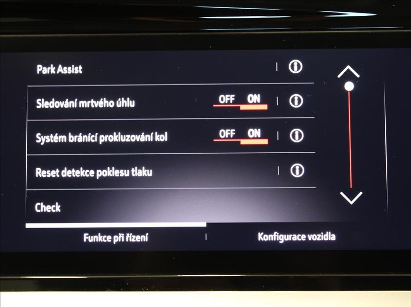 Opel Grandland 1,6 PHEV 165kW LED Matrix ČR - fotka 11 z 24