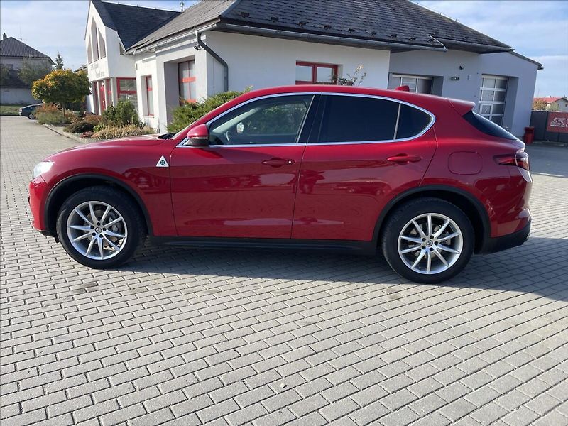 Alfa Romeo Stelvio 2,0 Turbo 280k Q4 AT8 4x4 Tažn - fotka 2 z 30