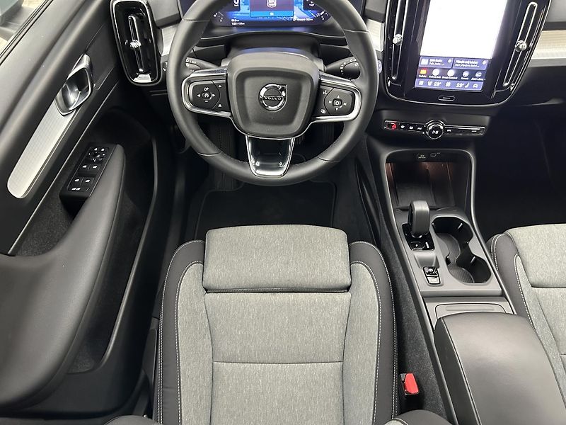Volvo XC40 2.0 B3 CORE - fotka 15 z 28
