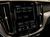 Volvo XC60 B4 AWD MOMENTUM AUT REZERVACE - náhled 32