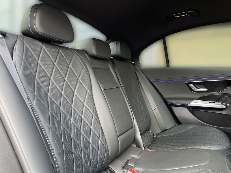 Mercedes-Benz Třídy E Třída E 220 d 4MATIC AMG Line - fotka 17 z 18