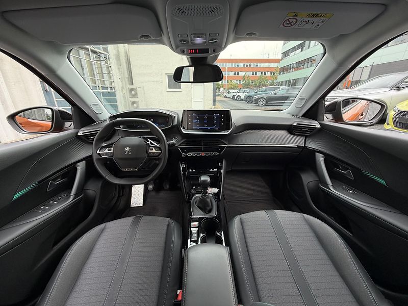 Peugeot 2008 (2023) ALLURE PACK PureTech 130k MAN6 - fotka 21 z 31