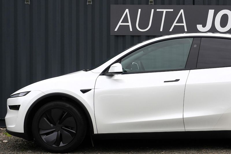 Tesla Model Y Long Range AWD, ČR, Tažné - fotka 2 z 39