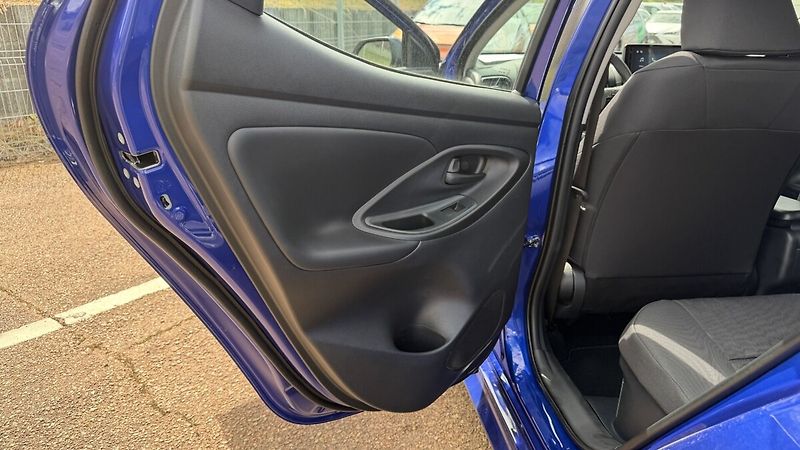 Toyota Yaris 1,5 HEV 116  LIMITED EDITION C - fotka 12 z 23
