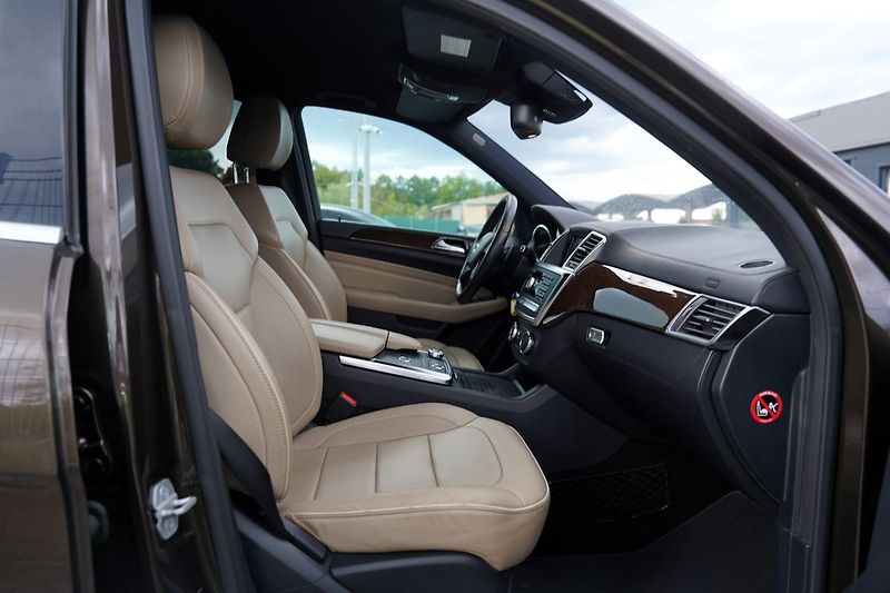 Mercedes-Benz Třídy M ML 350i AMG 4Matic/Motor klepe - fotka 18 z 29