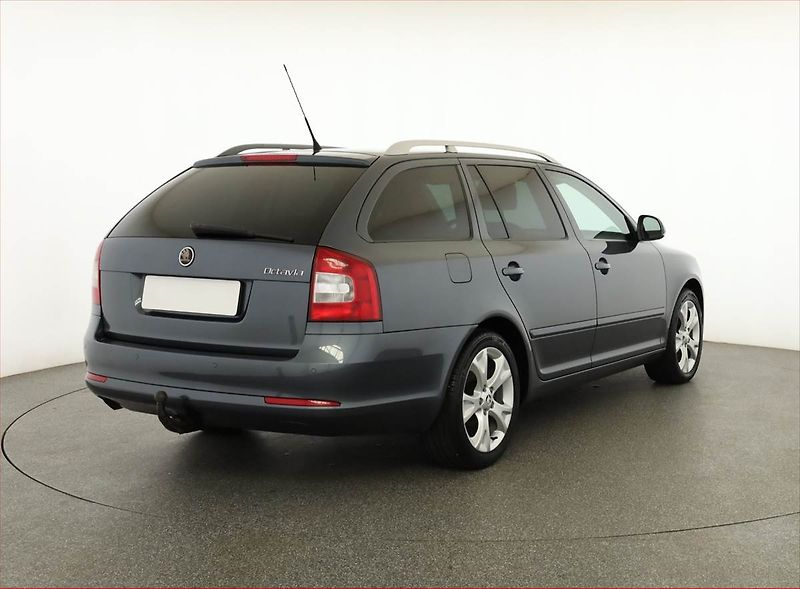 Škoda Octavia (2010) 1.6 TDI, Xenony, Tempomat - fotka 5 z 17