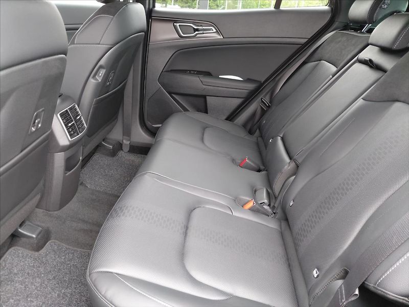 Kia Sportage 1,6   T-GDI 7DCT 4x4 BLACK ED. - fotka 12 z 16
