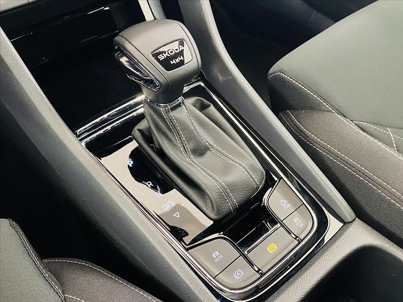 Škoda Karoq 2,0 TDI 110kW DSG 4x4 SportLin - fotka 17 z 26