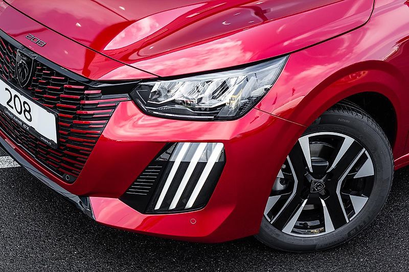 Peugeot 208 (2025) 1,2 ALLURE PureTech 100 S&S MA - fotka 4 z 19