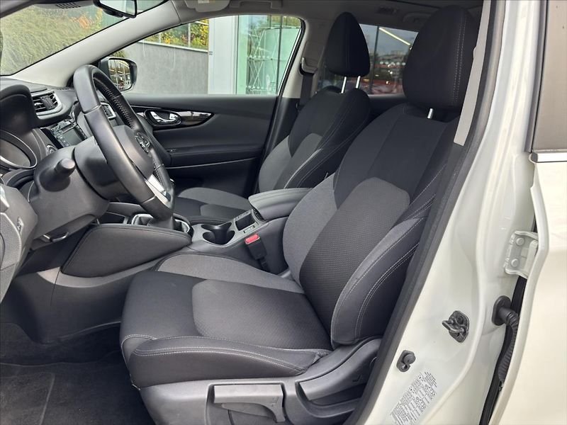 Nissan Qashqai 1,3 DIG-T Tekna PANORAMA TAŽNÉ - fotka 10 z 49