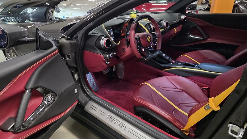 Ferrari 812 (2020) 2roky ZÁRUKA plný SERVIS - fotka 9 z 15