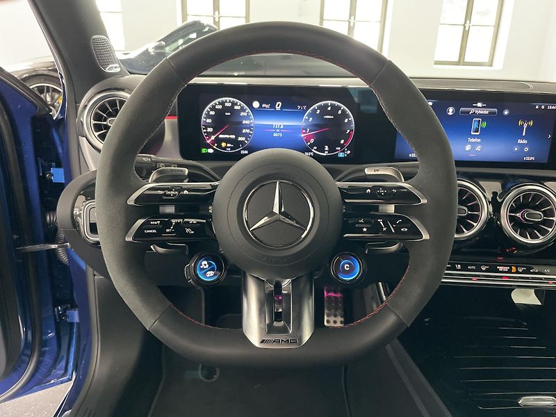 Mercedes-Benz Třídy A 45 S AMG 4Matic+ Akrapovič - fotka 16 z 27