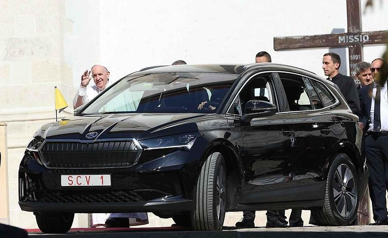 Na konci roku převzal papež Lev XIV nové elektrické BMW.