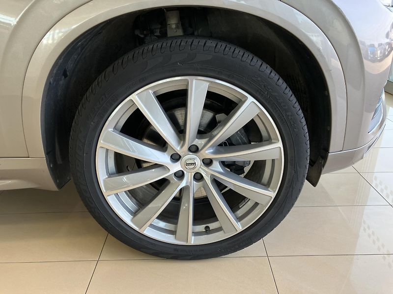 Volvo XC90 B5 AWD Momentum AT8 - fotka 5 z 43