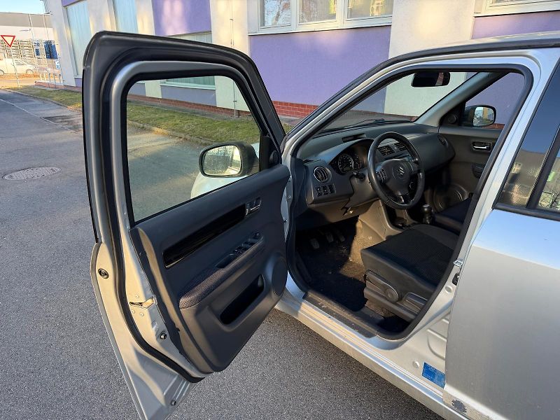 Suzuki Swift 1,3 16V 4x4 / sada pneu / - fotka 9 z 21