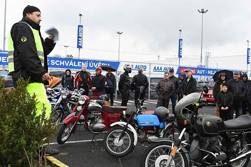 Michal Kerner si během pandemie covid-19 a lockdownů pěkně opravoval trabanta. Dnes spolu s manželkou Lenkou mohou hrdě objíždět srazy veteránů, kde vzbuzují zaslouženou pozornost.
