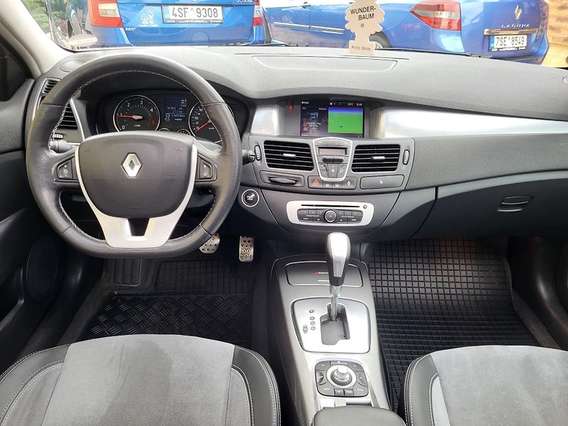 Renault Laguna 2.0dCi 127kW*4CONTROL*PANORAMA - fotka 31 z 54
