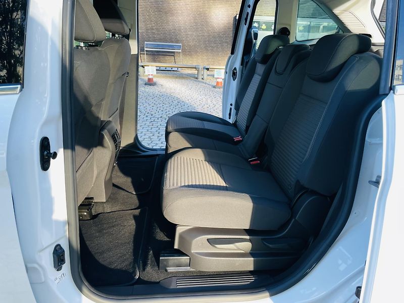 Ford Grand C-MAX 2.0TDCi MANUÁL 7MÍST SERVISKA - fotka 32 z 46