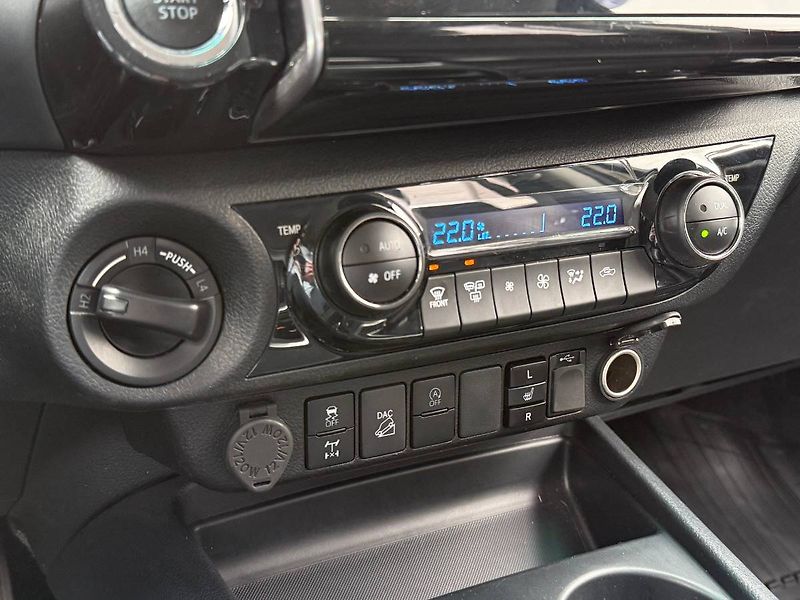 Toyota Hilux (2024) 2.8 D-4D 150 kW Executive 4x4 - fotka 15 z 25