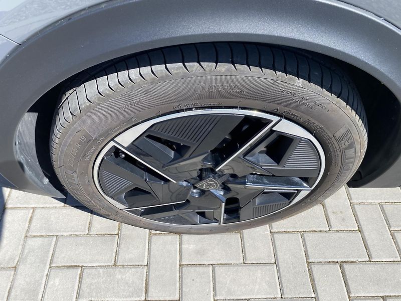 Peugeot 408 GT - Hybrid 145 e-DCS6 - fotka 9 z 42