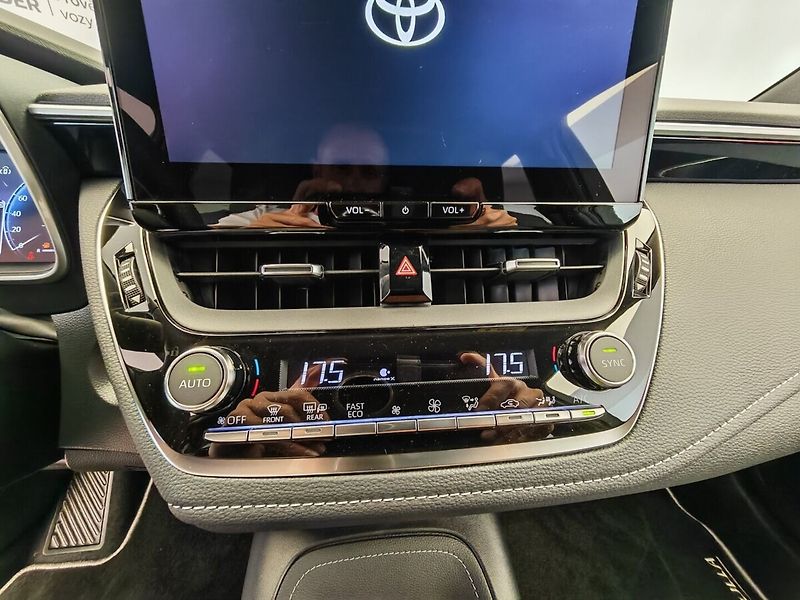 Toyota Corolla 2.0 Hybrid e-CVT Style - fotka 35 z 42