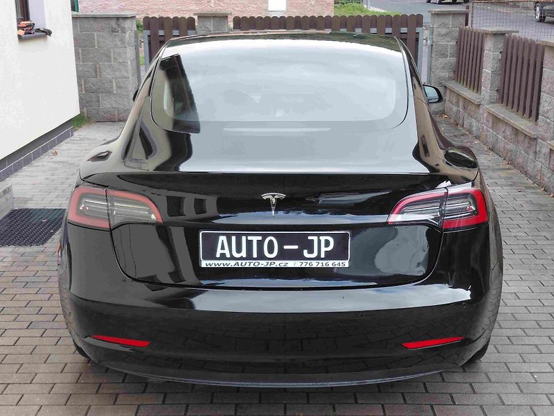 Tesla Model 3 RWD StandardRange - fotka 4 z 17
