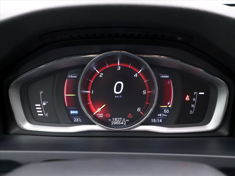 Volvo V60 2.4 D6 162kW R-Design Aut. DPH - fotka 18 z 37