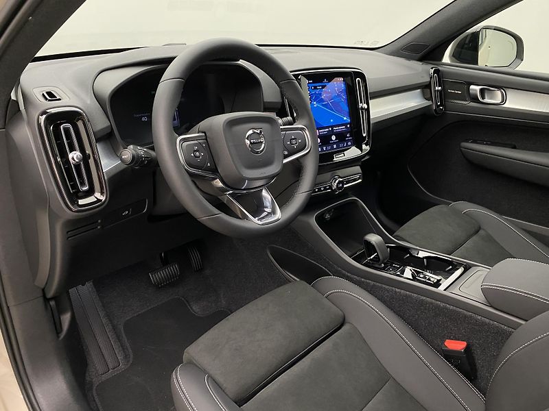 Volvo XC40 (2026) B3 AUT DARK PLUS - fotka 23 z 60