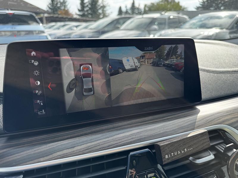 BMW Řada 5 (2018) 540D xDrive Luxury - CZ - fotka 16 z 28