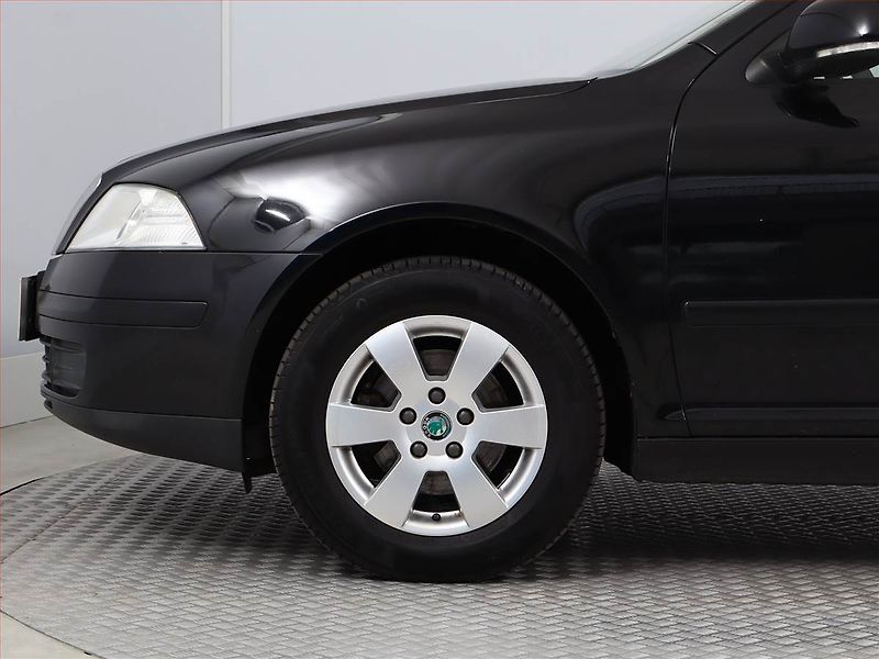 Škoda Octavia (2011) Ambiente 1.6, po STK, Tažné - fotka 11 z 11